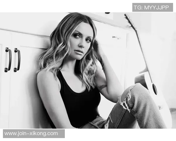 女主持调侃皮尔斯网友热议扑倒事件皮尔斯回应我们是搭档我有女友