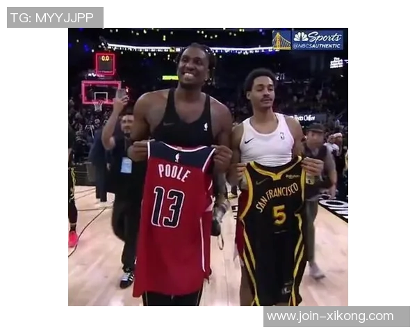 库里赛后与普尔和卢尼深情拥抱展现勇士团队精神永远的家人情谊 库里赛后与普尔和卢尼深情拥抱展现勇士团队精神永远的家人情谊