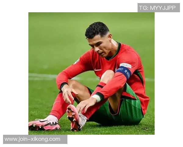 耐克明年将推出金色C罗战靴引发球迷热议